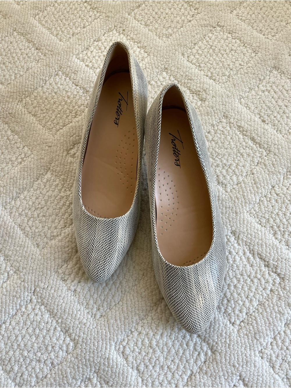 {Trotters} Sz 7 Kiera Kitten Heel Pump